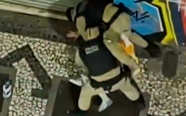 Homem é agredido por policiais militares em Curitiba; ação foi registrada em vídeo