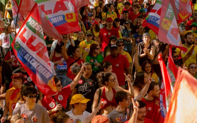 Maringá tem manifestações de apoio a Lula e Flávio Bolsonaro no mesmo fim de semana