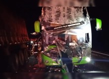 Motorista morre e três passageiros ficam feridos após ônibus bater na traseira de caminhão na BR-376