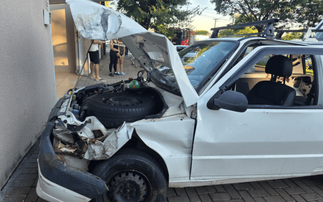 Motorista com sinais de embriaguez bate contra árvore e muro de residência e deixa três feridos em Maringá