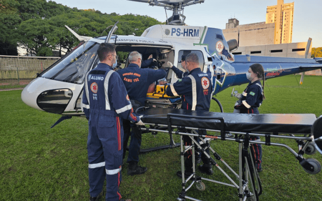 Argentina é ejetada de carro durante capotamento no Paraná e levada de helicóptero a hospital de Maringá