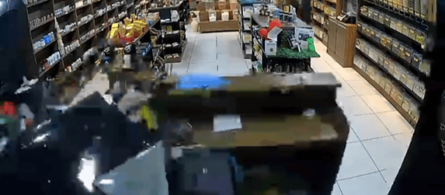 Motorista salta de carro em movimento, veículo invade loja e criança escapa por segundos em Maringá; vídeo